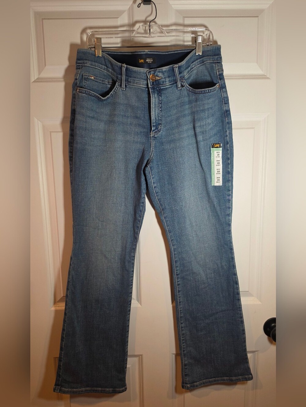 NWOT Lee Regular Fit Bootcut Mid Rise Flex Motion Jeans Size 16 Short